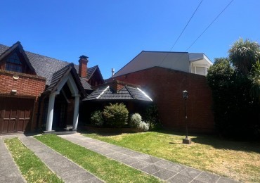 CHALET 4 AMB. CON PARQUE Y JARDIN AL FRENTE, EXCELENTE ESTADO, ZONA D E PRIVILEGIO....PYA. GRANDE, DIVINO ROSTRO